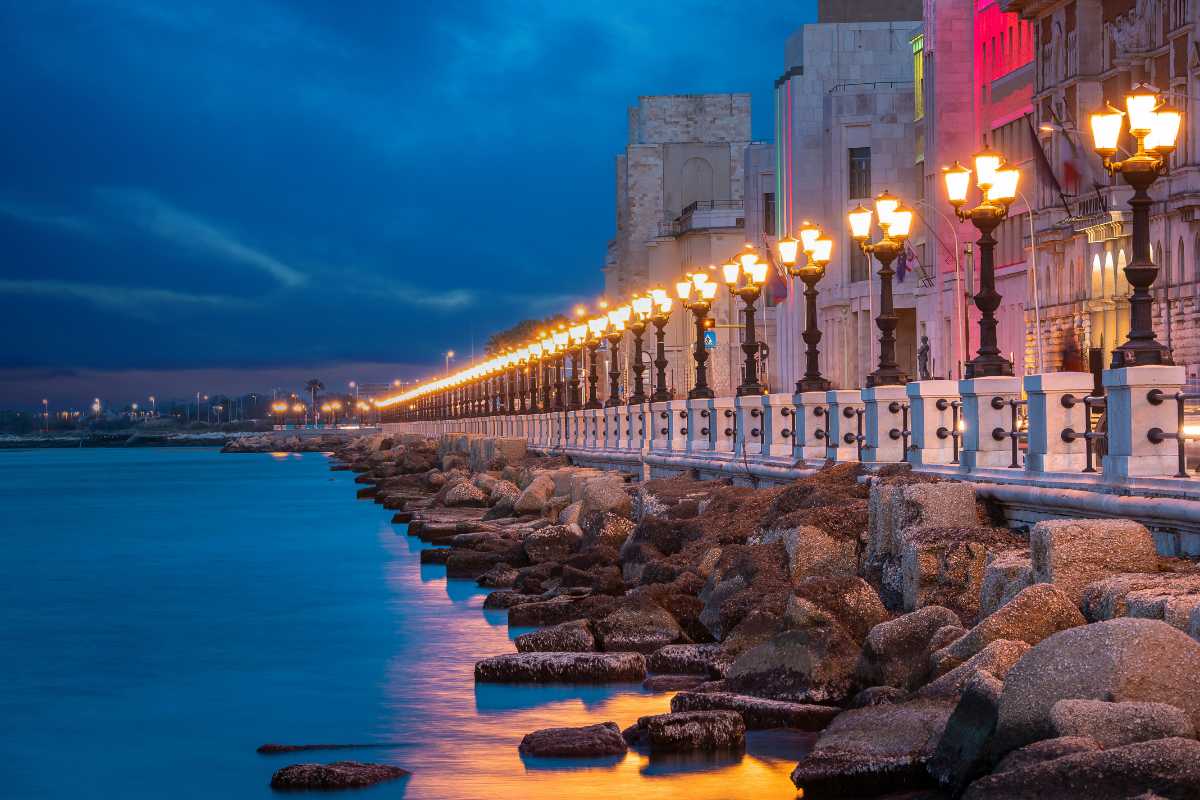 Tramonto sul mare di Bari con ristorante panoramico