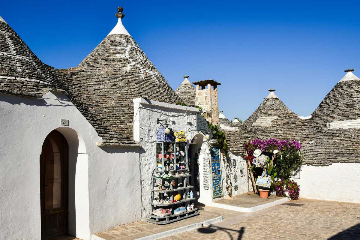 Vista panoramica dei trulli di Alberobello con bambini che esplorano