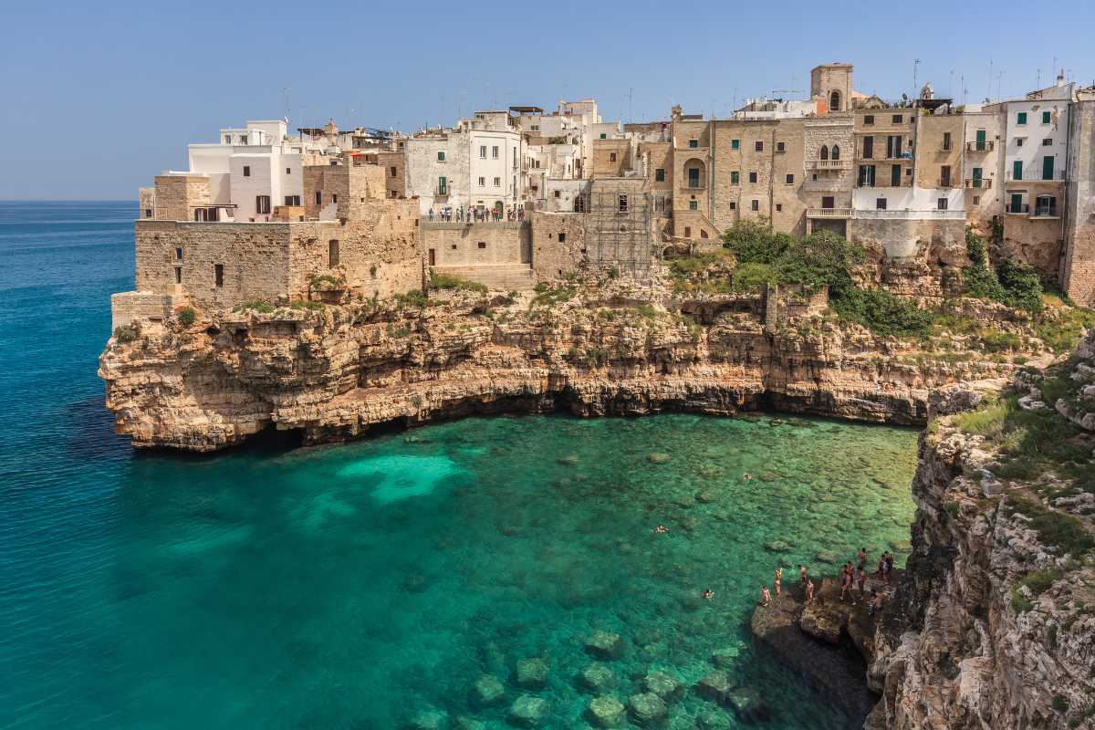 Veduta panoramica di Bari con il mare e il borgo antico