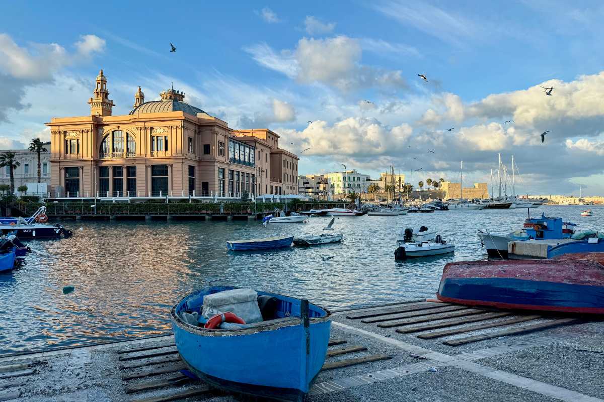 Traghetto in arrivo al porto di Bari