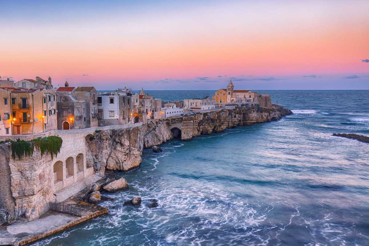 Vieste e il Pizzomunno sullo sfondo, vista panoramica della costa