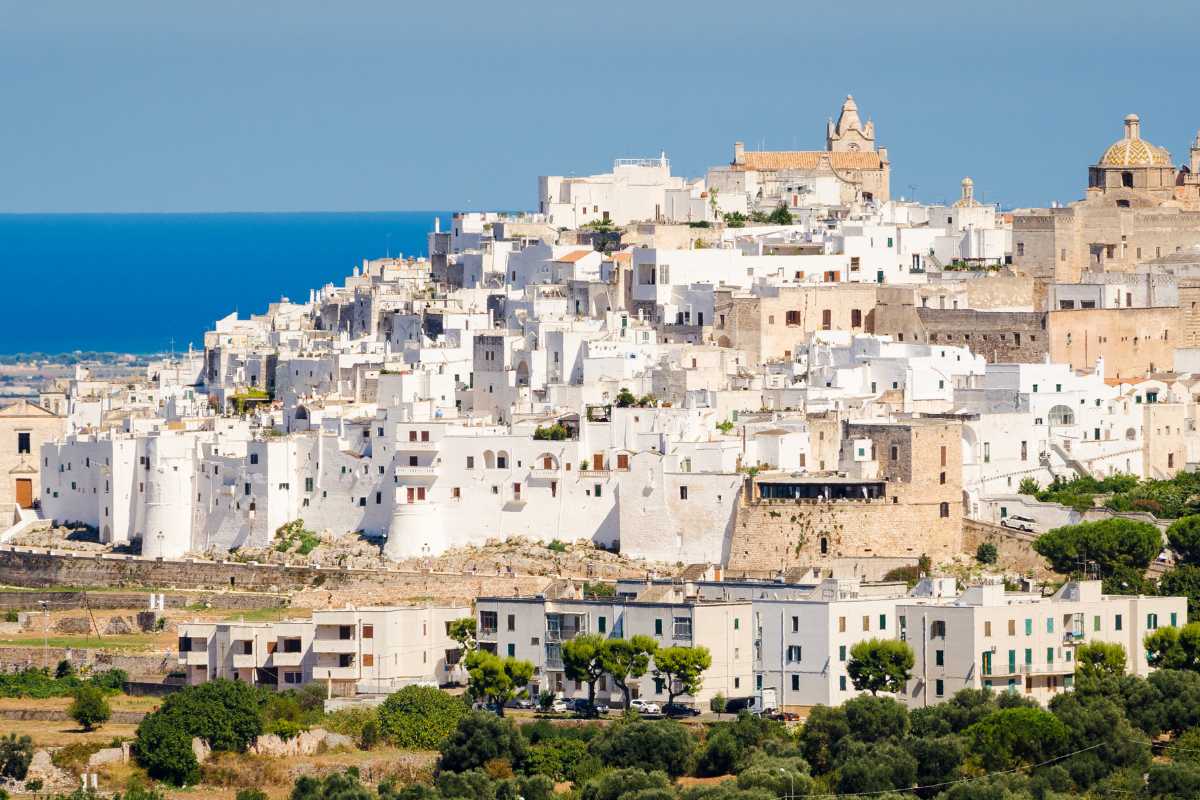 Spiaggia di Ostuni con il mare cristallino e la sabbia bianca, ideale per una vacanza estiva.