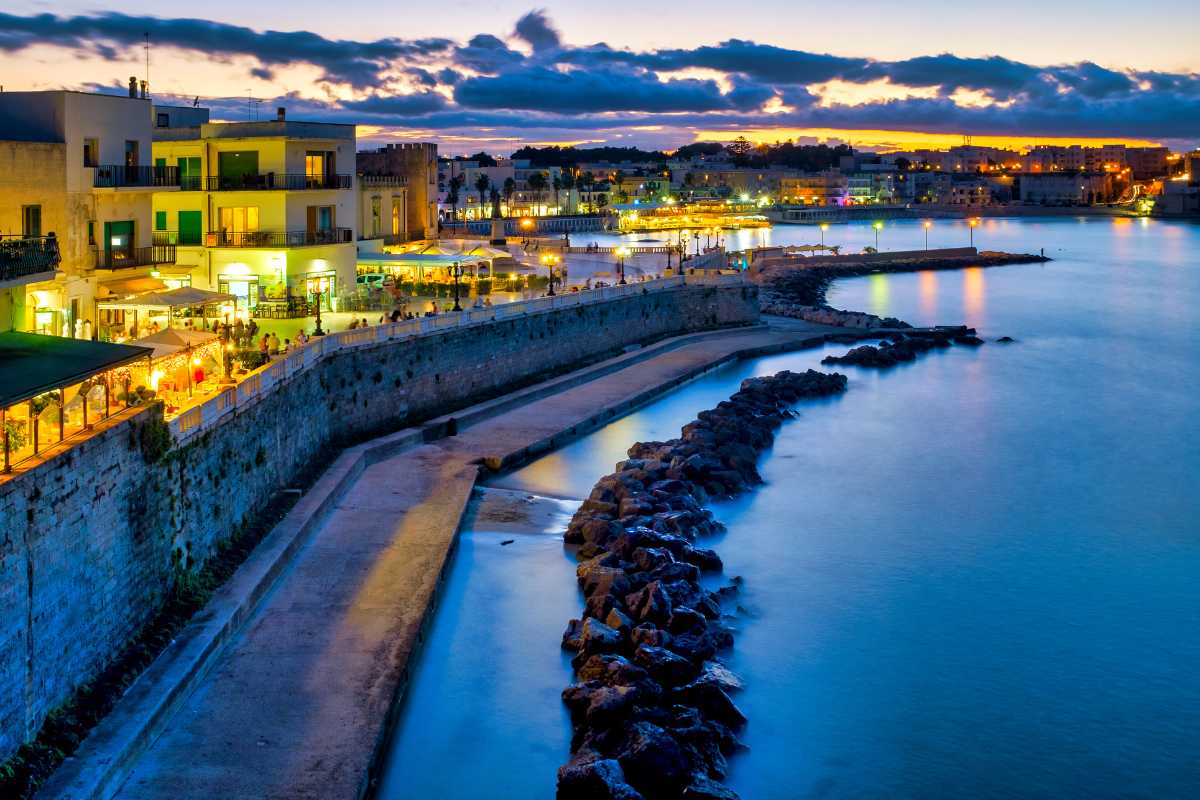 Otranto al tramonto, vista panoramica sul mare e sulle scogliere