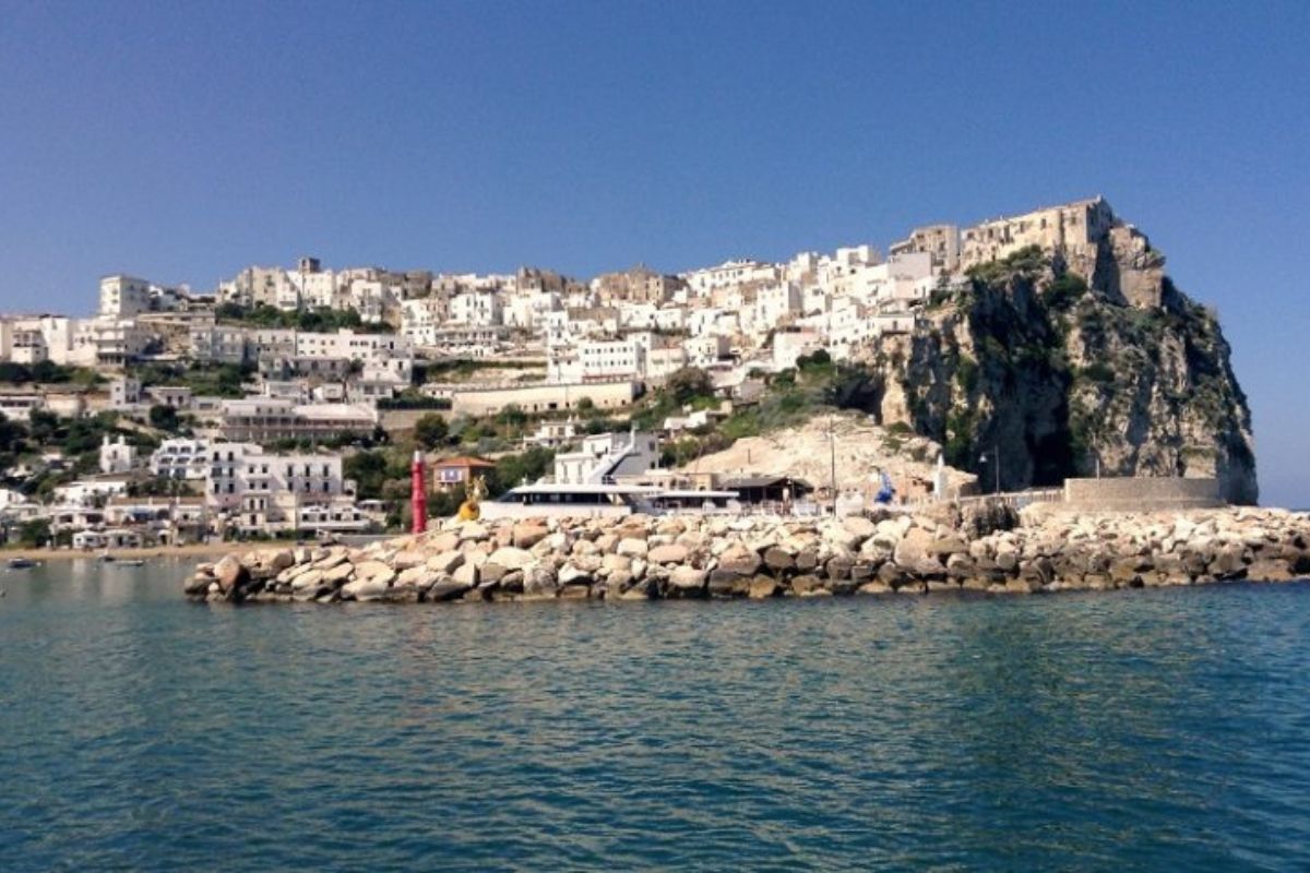 Panorama di Peschici con il mare e le case bianche