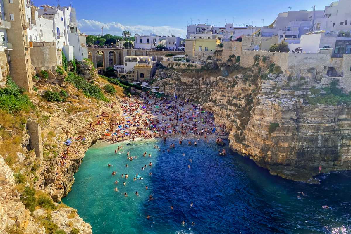 Vista panoramica di Polignano a Mare con il mare blu e le scogliere