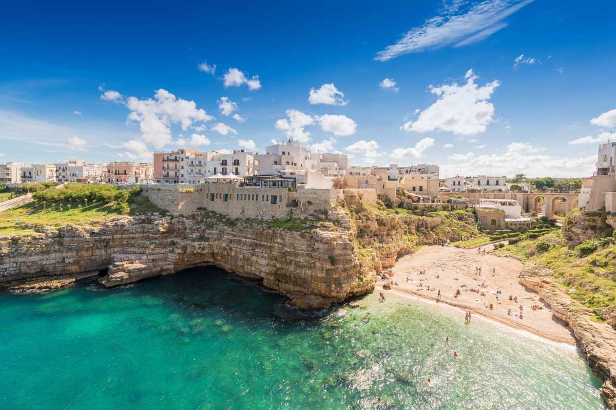 Vista della Grotta Palazzese con il mare sullo sfondo
