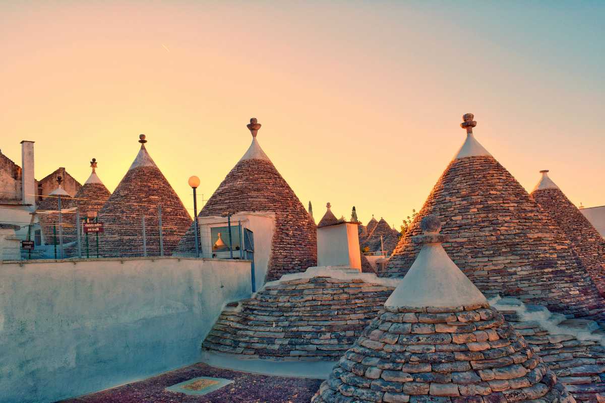 Vista panoramica dei trulli di Alberobello con cielo blu