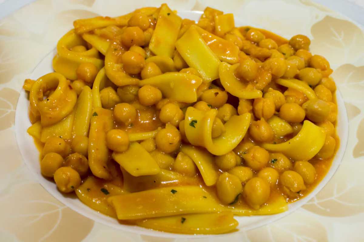 Vista panoramica di Lecce con piatti locali in primo piano