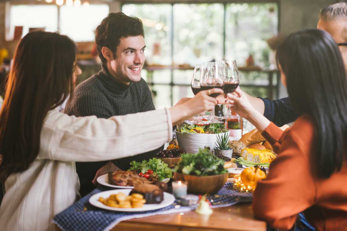 Vista panoramica di Ostuni con i suoi vicoli bianchi e ristoranti tipici