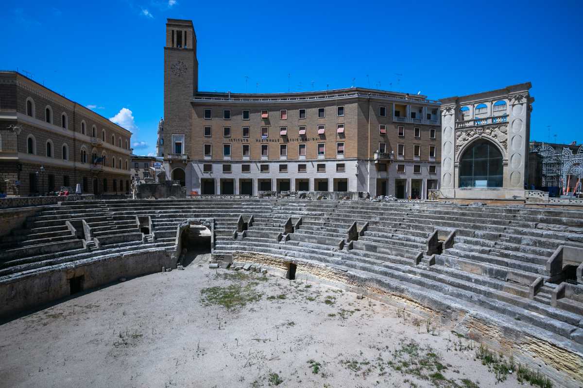 Vista panoramica di Lecce con il barocco leccese e l'anfiteatro romano, ideale per mostrare la ricchezza culturale della città