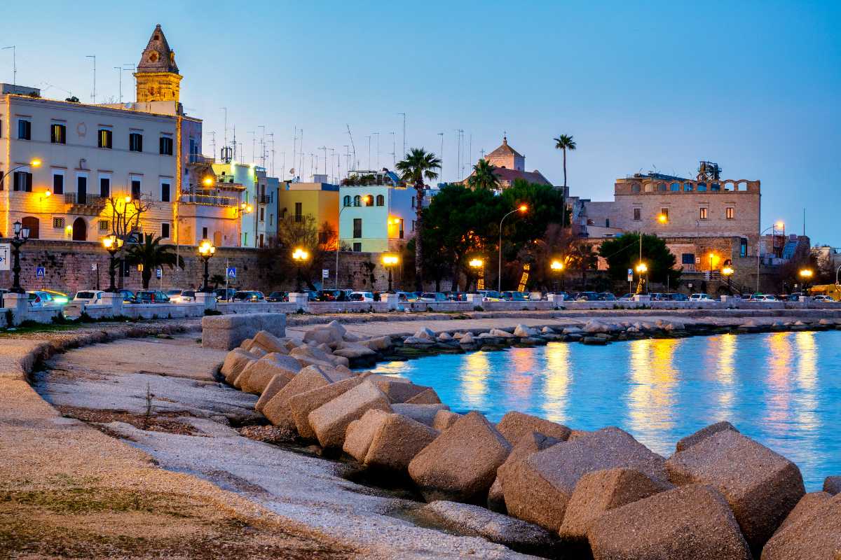 Vista panoramica di Bari con il castello e il lungomare