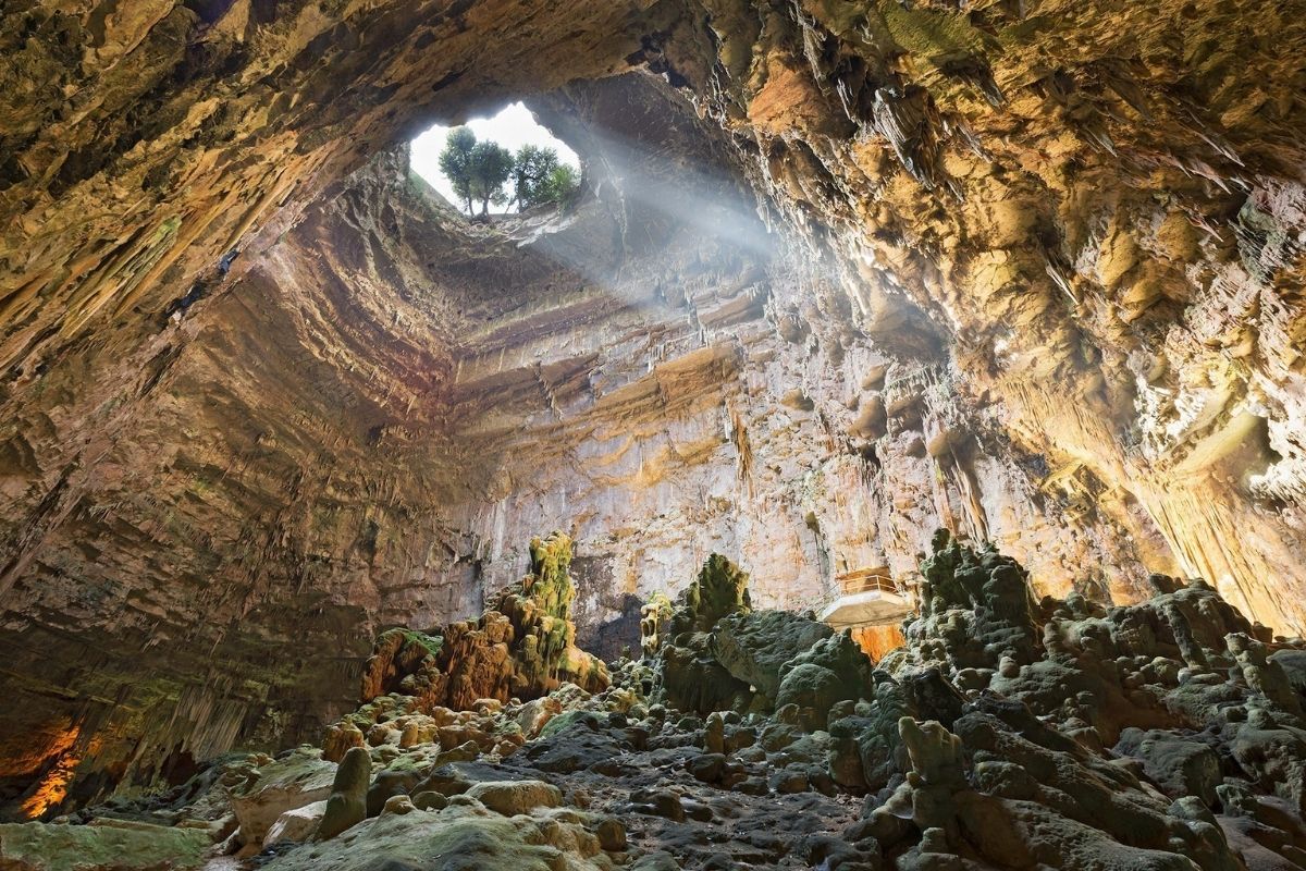 Vista panoramica di Castellana Grotte con le grotte carsiche sullo sfondo