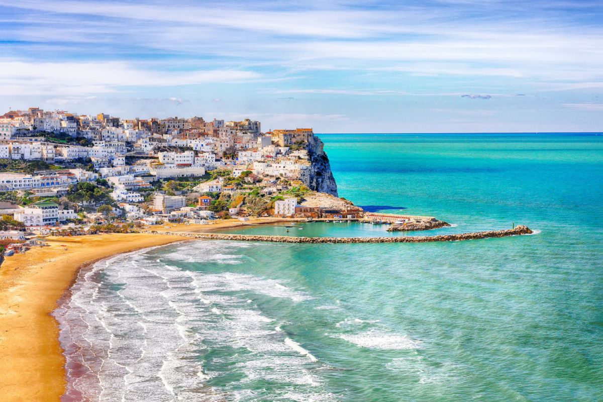 Vista panoramica di Peschici con trabucchi e mare, evidenziando il paesaggio costiero