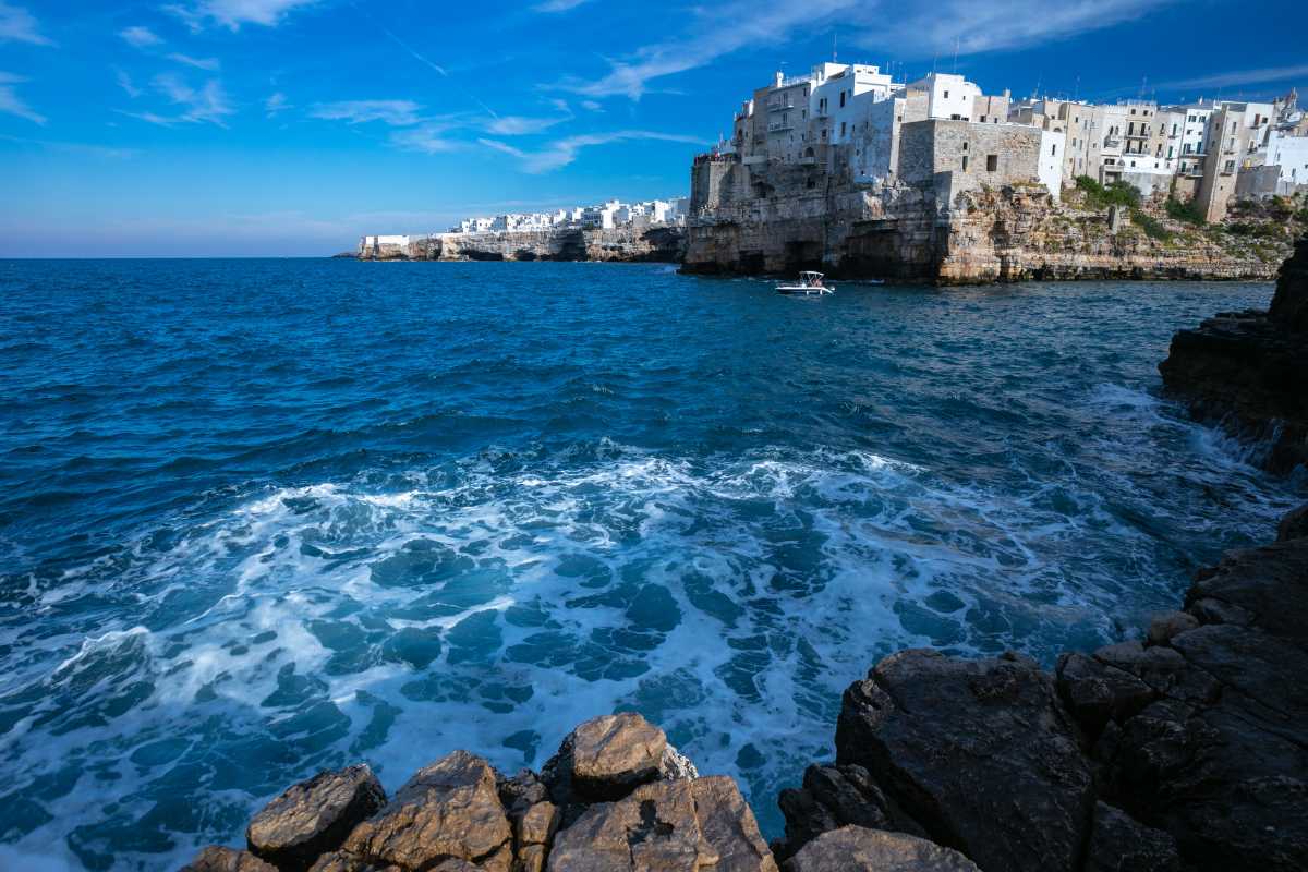 Vista panoramica di Polignano a Mare con il mare e il centro storico
