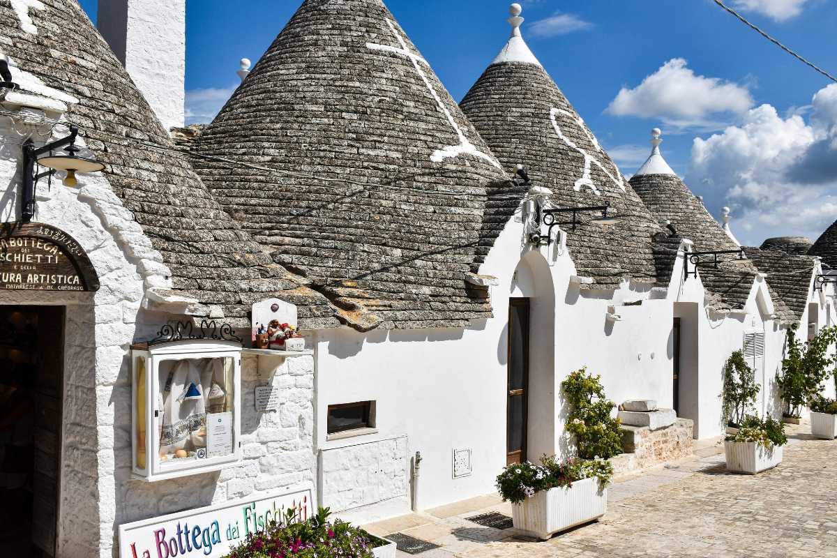 Festa enogastronomica a Alberobello con piatti tipici e visitatori felici