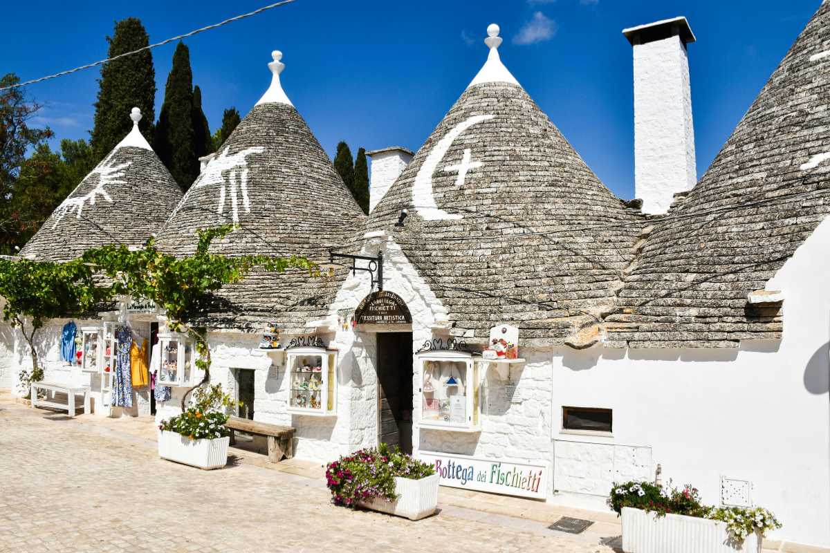 Trulli di Alberobello con visitatori che esplorano il paese