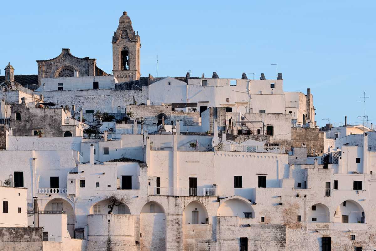 Scorcio di Ostuni con i suoi storici edifici bianchi e il cielo blu