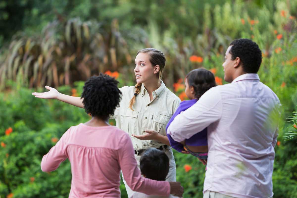 Famiglie in trekking nei sentieri di Lecce, evidenziare attività con bambini
