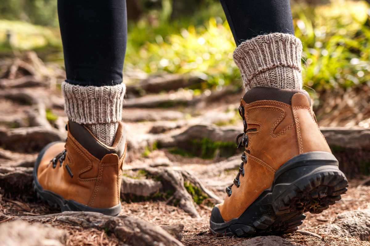 Famiglia in escursione nei sentieri di Peschici, evidenziando l'attività outdoor