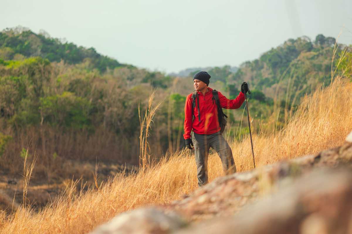 Escursionisti che percorrono un sentiero panoramico con vista su Alberobello