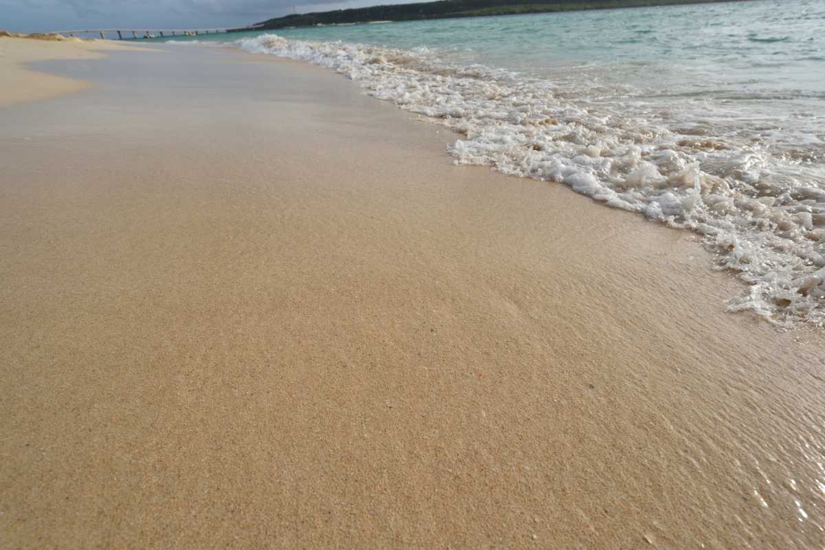 Vista panoramica delle spiagge di Gallipoli, con il mare cristallino e il centro storico sullo sfondo