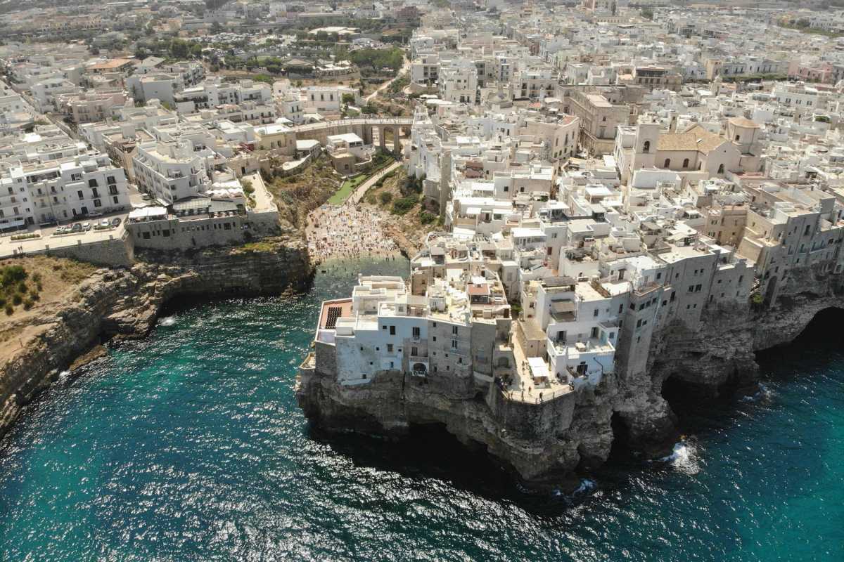 Panorama delle spiagge di Polignano a Mare, con scogliere e mare blu