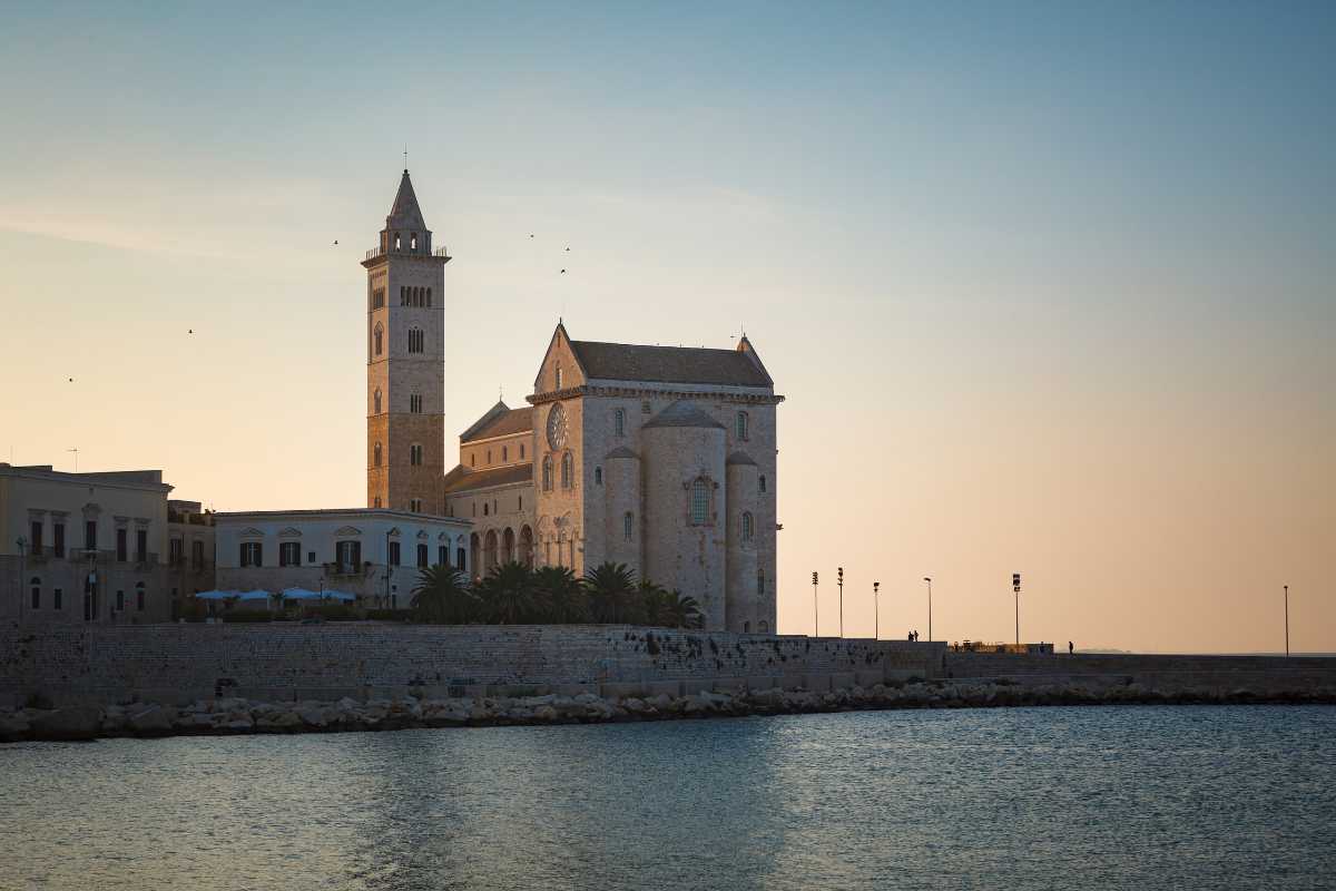 Vista panoramica delle spiagge di Trani con la cattedrale sullo sfondo