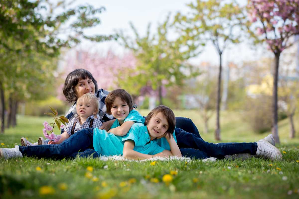 Bambini che si divertono in un parco giochi a Peschici, circondati da un ambiente naturale
