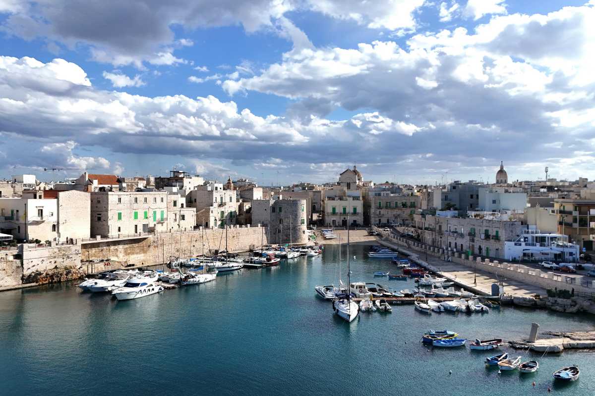 Cena tipica pugliese in un ristorante di Monopoli, mostrando piatti locali e atmosfera accogliente