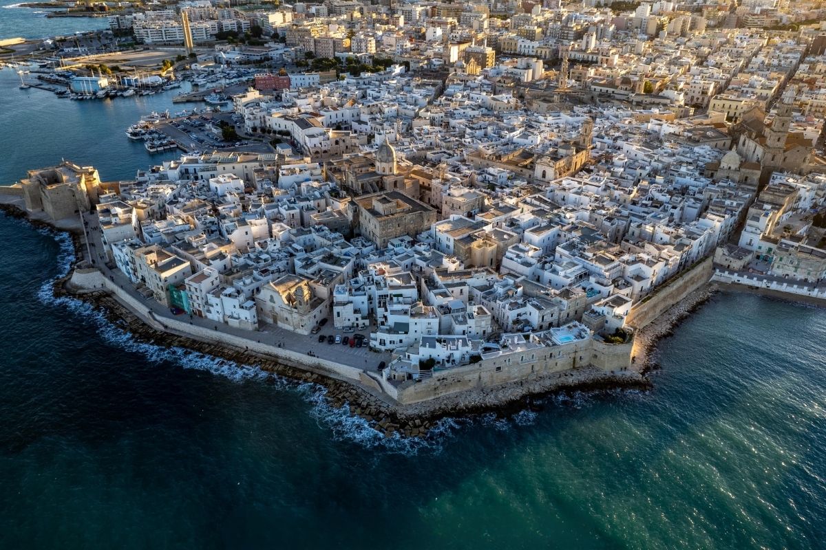 Vista panoramica del centro storico di Monopoli con il mare sullo sfondo