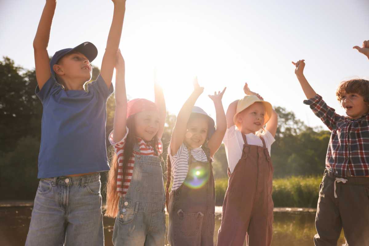 Bambini che giocano in un parco di Bari, con giochi e attrezzature per il divertimento, includi dettagli su genitori felici