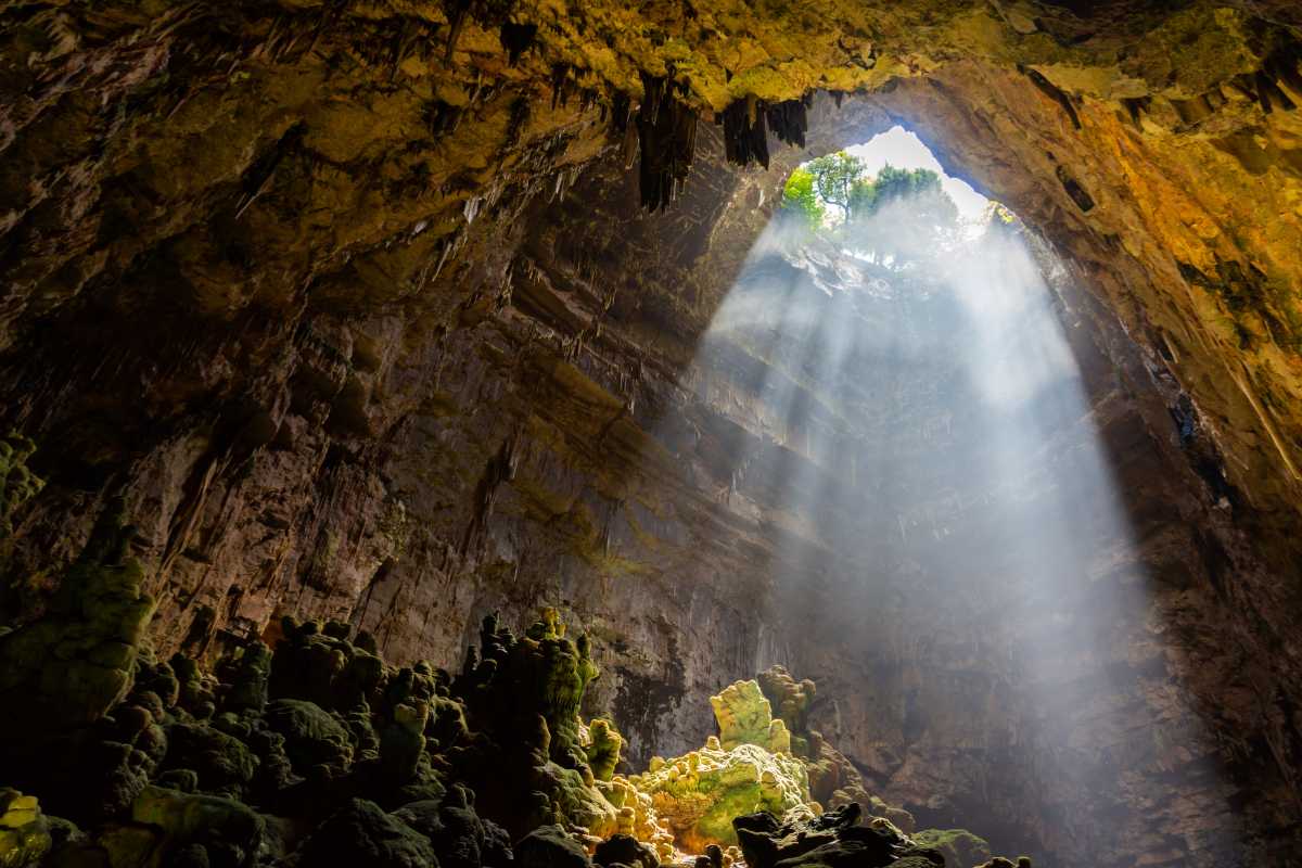 Panorama di Castellana Grotte con vista sulle grotte e il paesaggio circostante