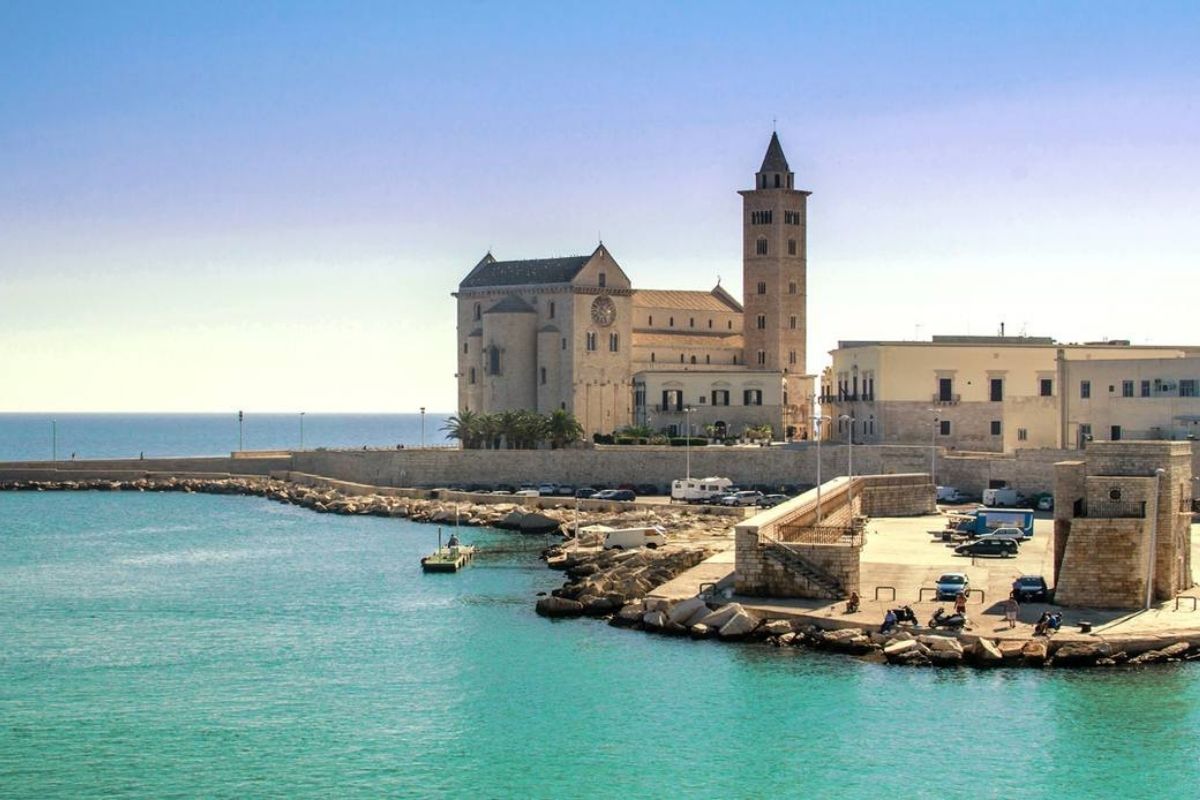 Vista panoramica del porto di Trani con la cattedrale romanica sullo sfondo