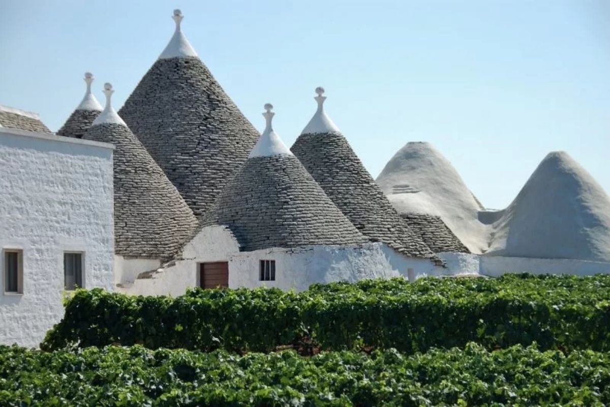 Trulli di Alberobello in una scena suggestiva, evidenziando i tetti a cono e le stradine bianche