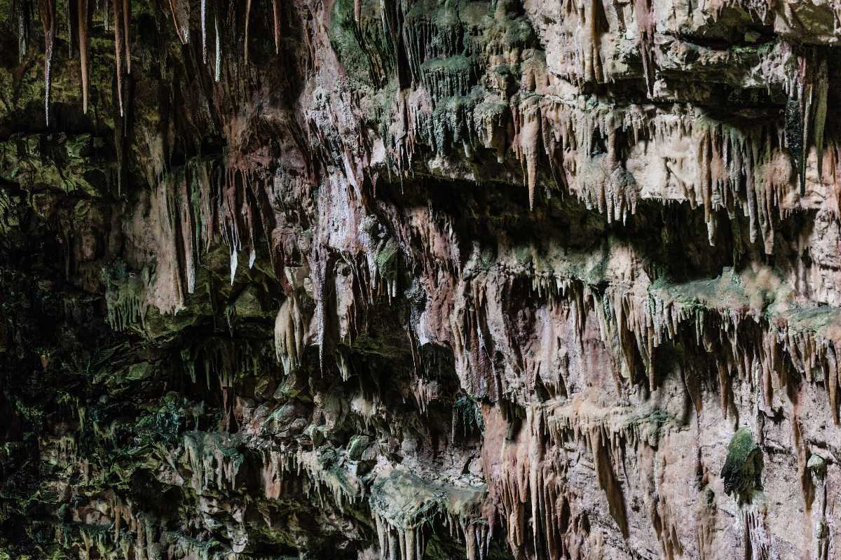 Vista panoramica delle grotte di Castellana, evidenziando le formazioni naturali