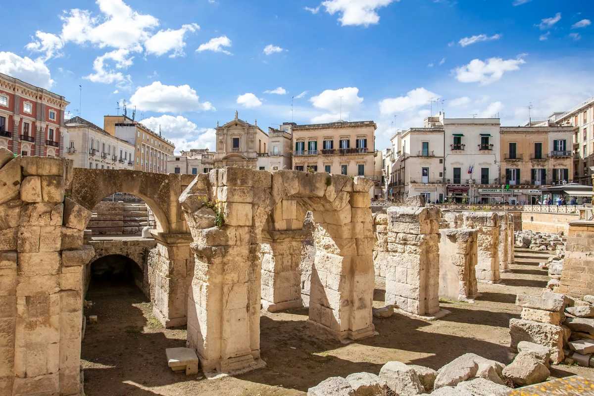 Interno del Duomo di Lecce, mostrando dettagli artistici e architettonici