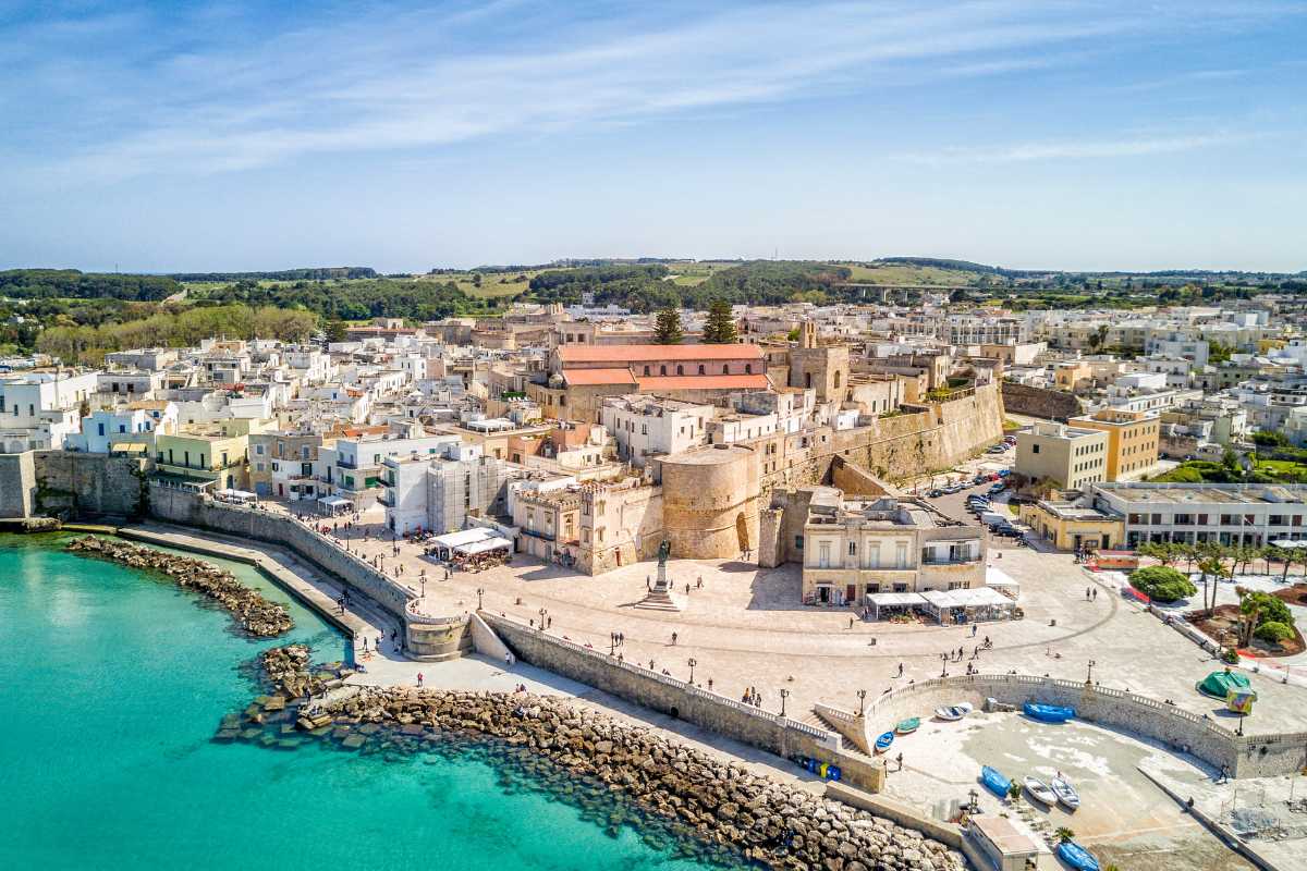 Vista panoramica di Otranto con il mare e la Cattedrale sullo sfondo