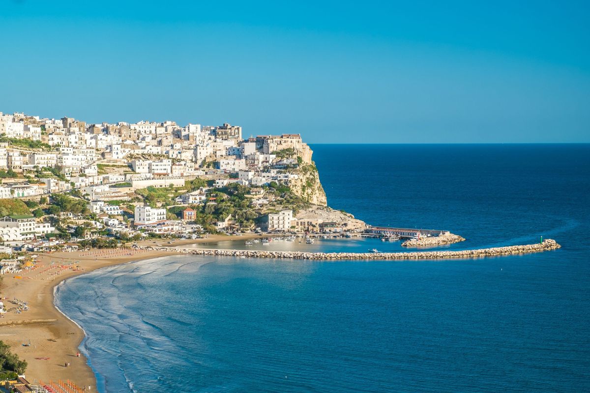 Vista panoramica di Peschici con il mare e le case bianche