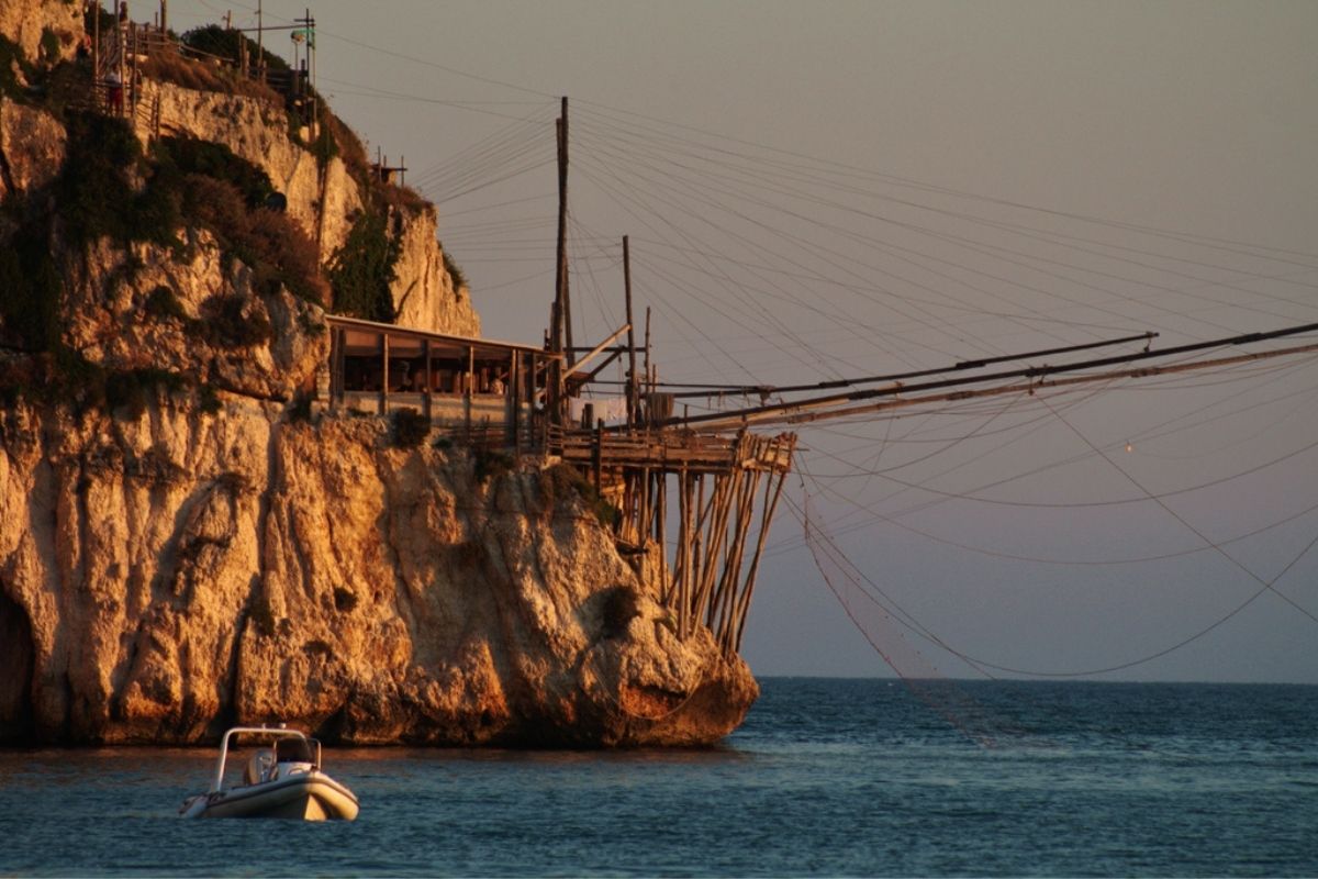 Spiaggia di Vieste con trabucchi al tramonto